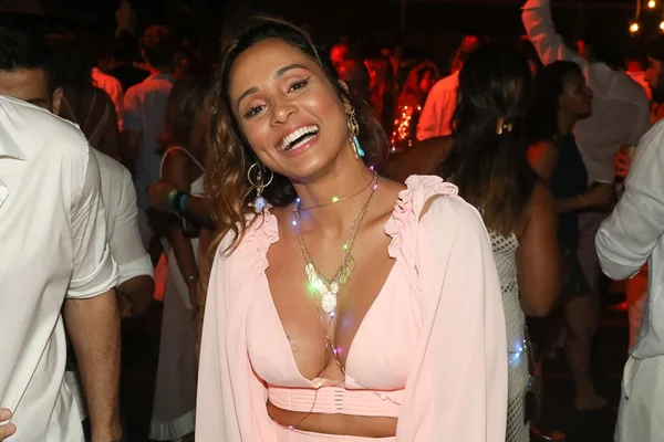 Thaíssa Carvalho é confundida com namorada de Fiuk e brinca: “Obrigada”