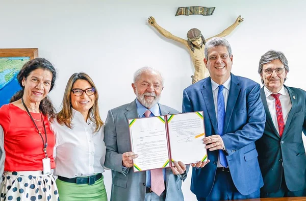 imagem colorida lula assina decreto no planalto - metrópoles