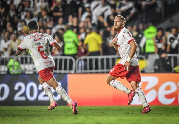 Imagem colorida de Pitta, do Bragantino, em duelo contra o VAsco- Metrópoles