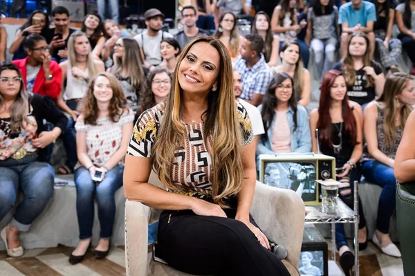 Vivi Araújo posta foto e fãs reclamam de photoshop: “Mais bonita sem”