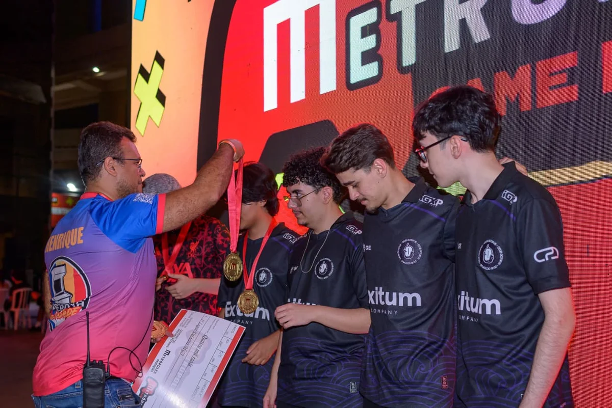 A equipe CEUB Octopus foi campeã do torneio de PC Valorant no Metrópoles Game Festival. O time é formado por João Pedro, Fernando Roque, João Godoi, Felipe Chadu e Hugo Gomes.
A equipe CEUB Octopus foi campeã do torneio de PC Valorant no Metrópoles Game Festival. O time é formado por João Pedro, Fernando Roque, João Godoi, Felipe Chadu e Hugo Gomes.