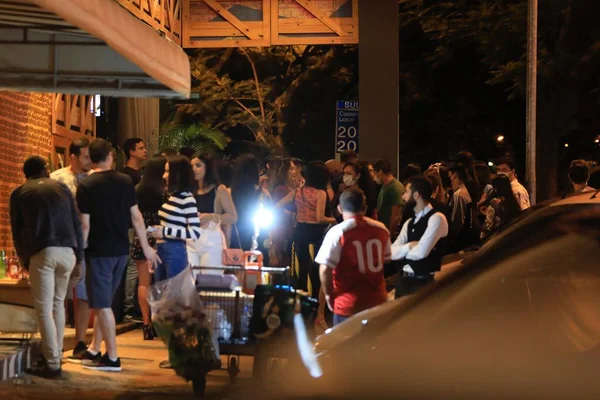 Bares e festas lotados: brasilienses ignoram medidas para evitar Covid-19
