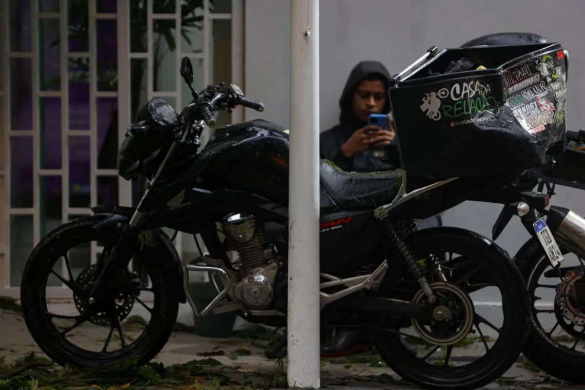 Uma moto também foi atingida pela queda da árvore Uma moto também foi atingida pela queda da árvore