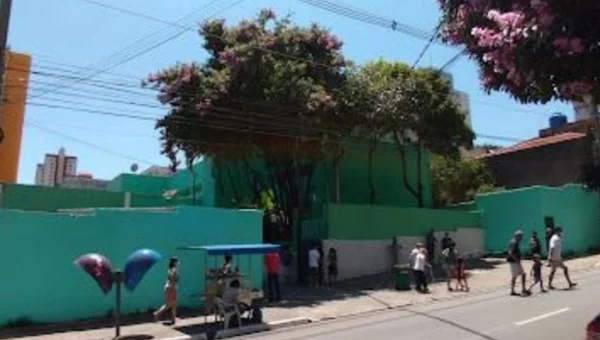 Imagem colorida da porta de uma escola