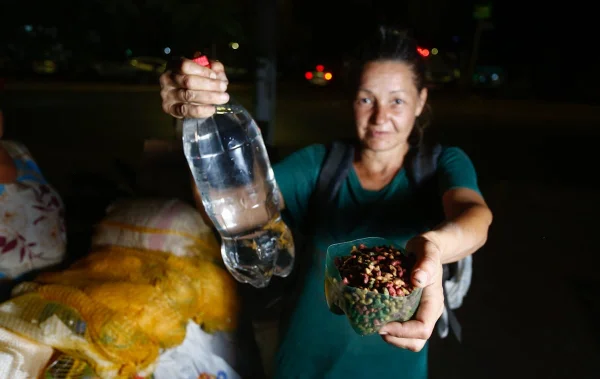 Catadoras de recicláveis, irmãs Vanusa e Valéria usam recursos próprios para alimentar animais e pessoas que vivem na rua em Goiânia (GO)