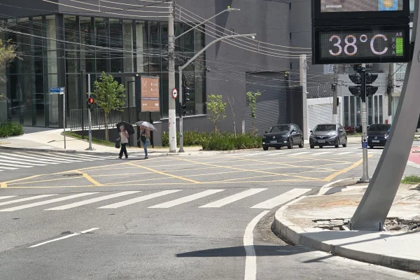 Imagem mostra dia quente em São Paulo - Metrópoles