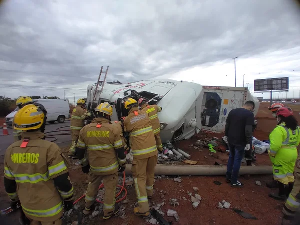Fotos: bombeiros resgatam caminhoneiro que bateu em poste na BR-040