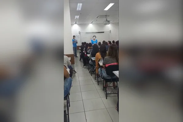 sala de aula com pessoas nas carteiras