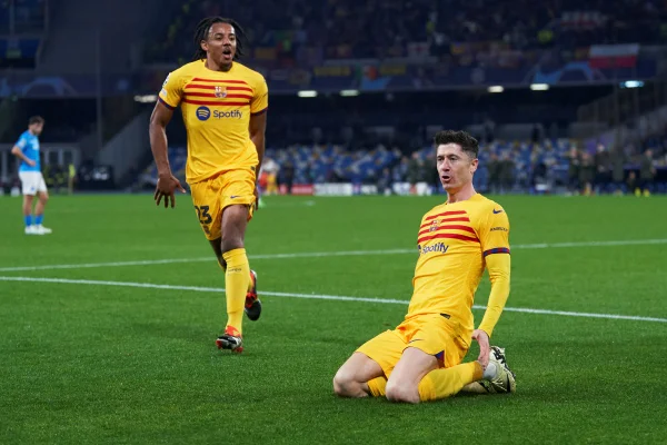 Lewan comemorando gol pelo Barcelona - Metrópoles