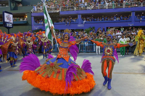 Integrantes da Escola de Samba Independente de Padre Miguel se apresentam durante o desfile do Carnaval Brasileiro 2019 no Sambódromo de Sapucaí em 04 de março de 2019, no Rio de Janeiro, Brasil - Metrópoles