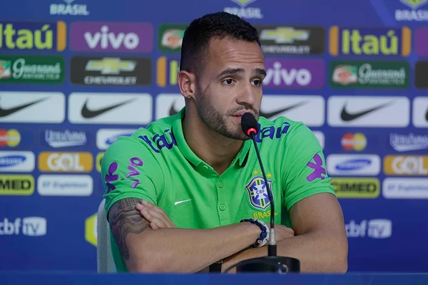 “Negócios da China”, Renato Augusto e Gil tentam se manter na seleção