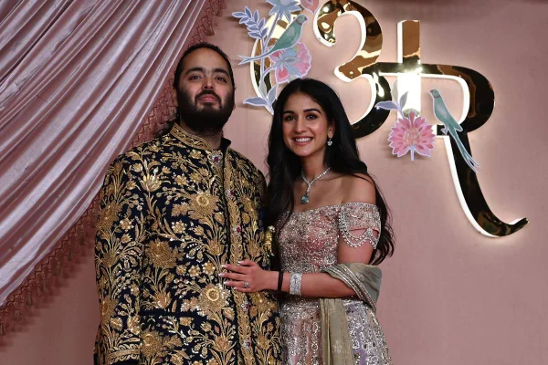 Foto colorida de homem e mulher com traje indiano - Metrópoles