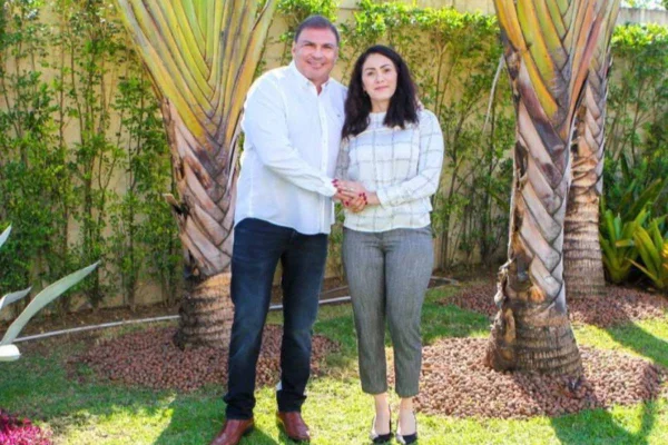 Elaine Menezes, ex-esposa de Rogério Menezes, com o leiloeiro - Metrópoles