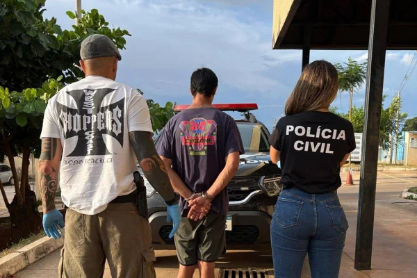 Policiais e preso - Metrópoles