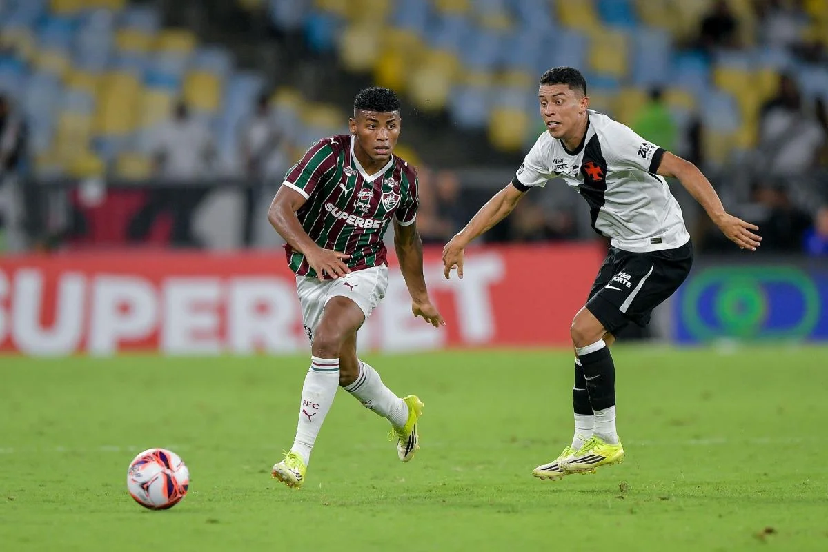 Jogadores de Vasco e Fluminense disputam lance durante clássico carioca Jogadores de Vasco e Fluminense disputam lance durante clássico carioca