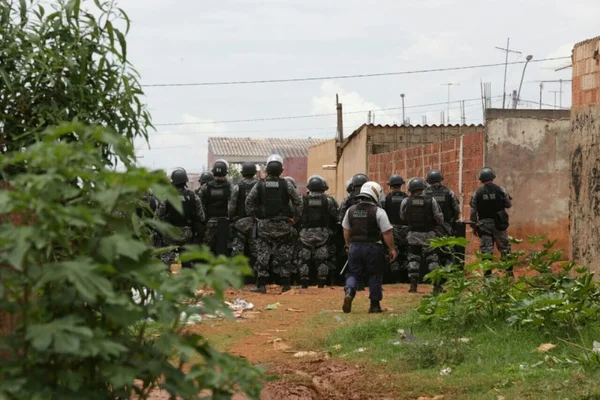 Polícia e moradores entram em confronto no Sol Nascente em operação de derrubada