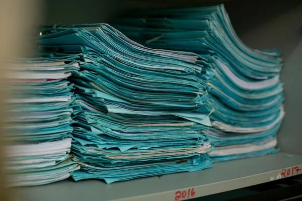 Fotografia colorida de processos judiciais empilhados
