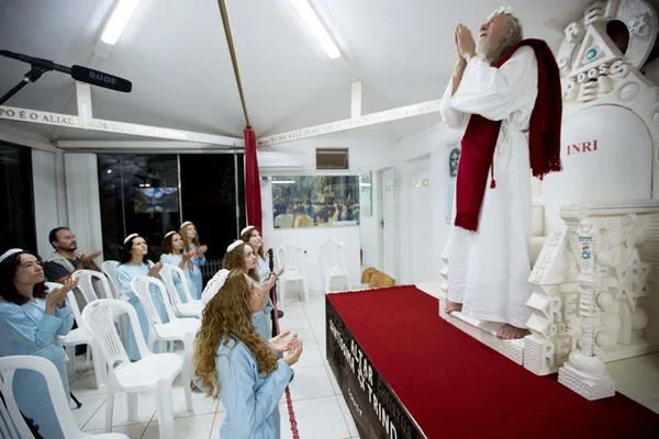 A misteriosa história por trás das seguidoras de Inri Cristo