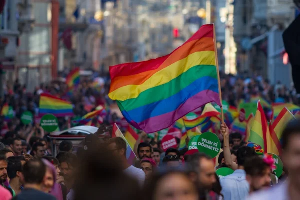 AGU defende derrubada do decreto contra lei anti-homofobia