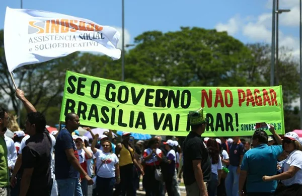 Deputados vão apresentar projeto contra corte de ponto de grevistas