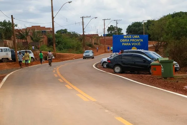 Ibaneis inaugura pista no Sol Nascente e elogia distritais