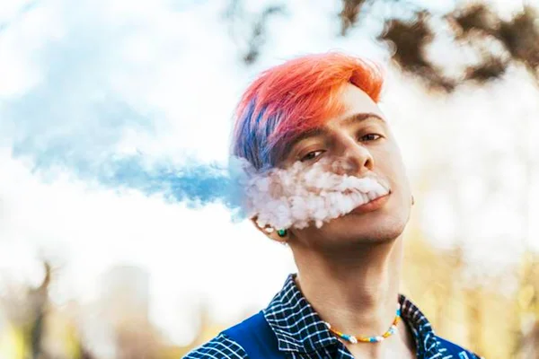 Pessoa fumando cigarro eletrônico- Metrópoles