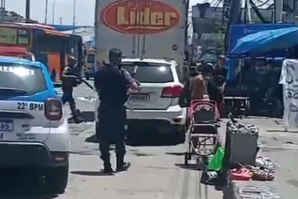 Imagem colorida mosta trecho de vídeo em que policial matou manifestante - metrópoles