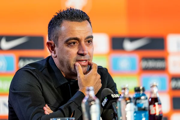Xavi é apresentado na Holanda e assume compromisso por títulos - destaque galeria Xavi é apresentado na Holanda e assume compromisso por títulos - destaque galeria