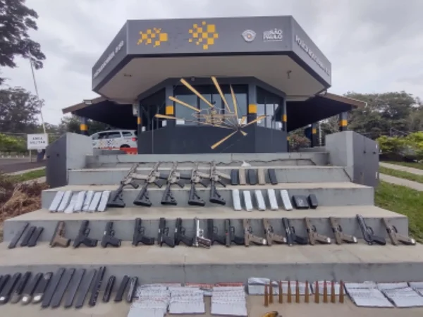 Imagem mostra armas e munição - Metrópoles
