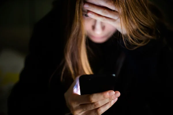 Imagem colorida de mulher assustada olhando celular; fraude empresas; golpe do Pix - Metrópoles