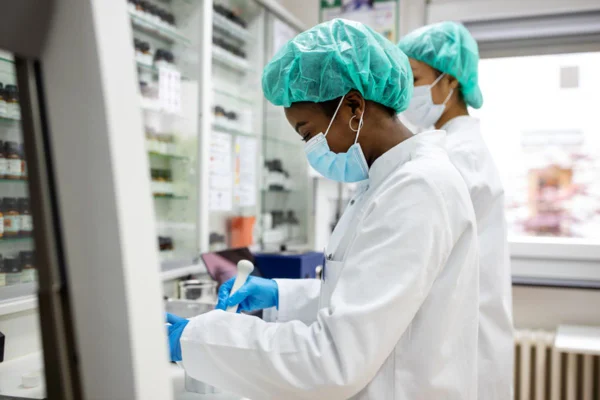 Imagem colorida de farmacêuticos em laboratório - Metrópoles
