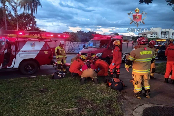 Foto colorida de ambulância em via