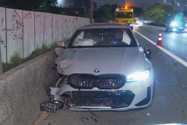 Imagem colorida de BMW após atropelar motociclista - Metrópoles