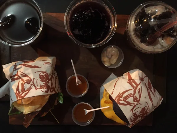 Ricco Burger alia boa vibe a serviço eficiente e comida de qualidade