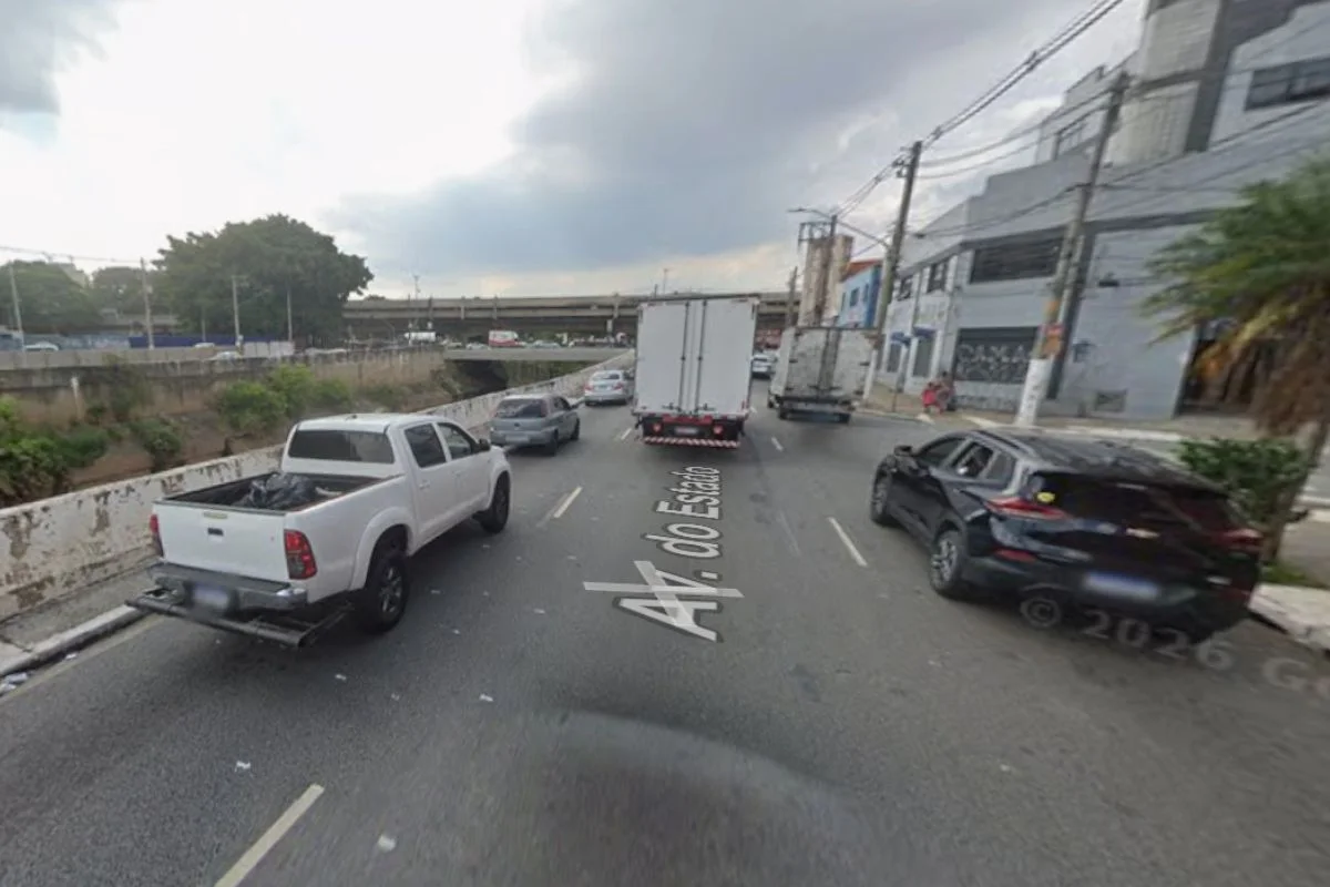 Avenida do Estado é interditada devido ao afundamento do asfalto em centro de São Paulo
