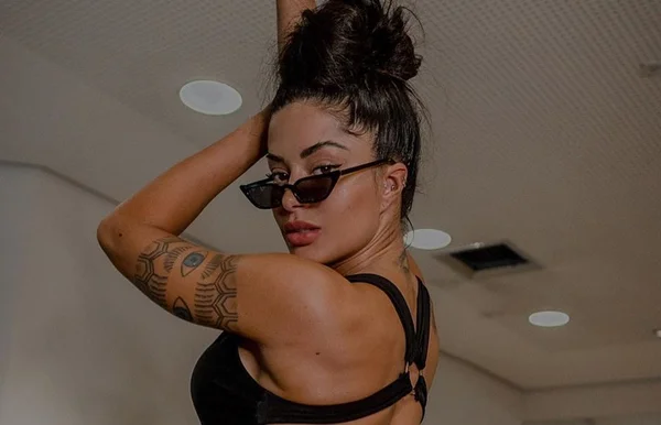 aline riscado de óculos escuros