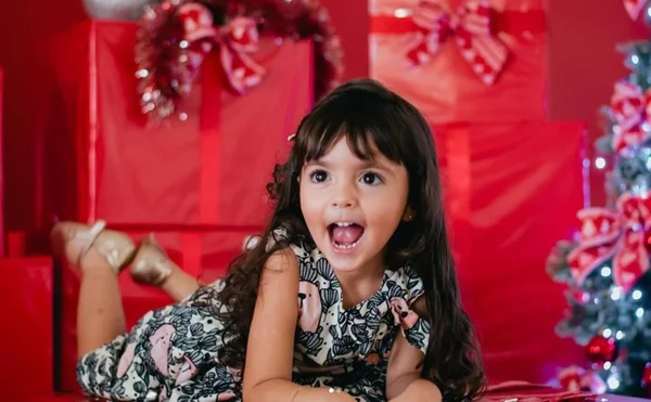 Imagem colorida de Kyara Lis em ensaio de Natal - Metrópoles