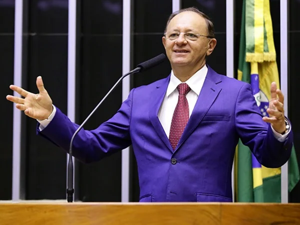 Câmara instala e elege presidente da Comissão de Educação