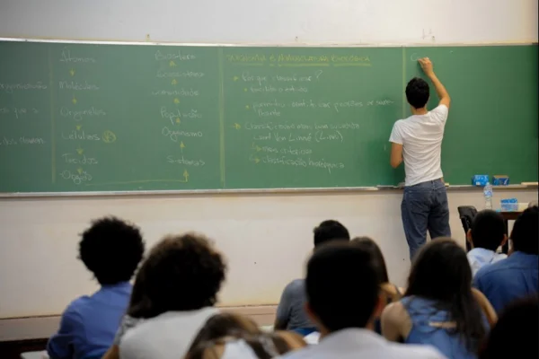 Professor dando aula para alunos - Metrópoles