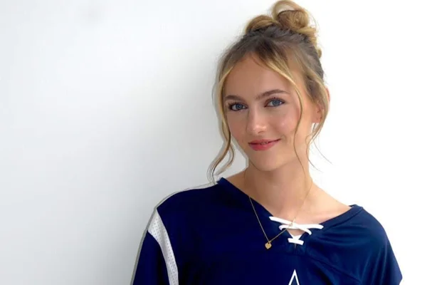 Foto colorida de menina jovem vestida com blusa azul e cabeo amarrado -Metrópoles