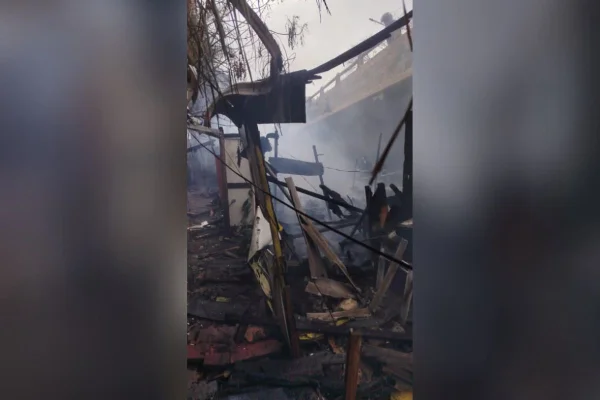 Incêndio atinge quase 30 moradias em comunidade na Zona Norte de SP