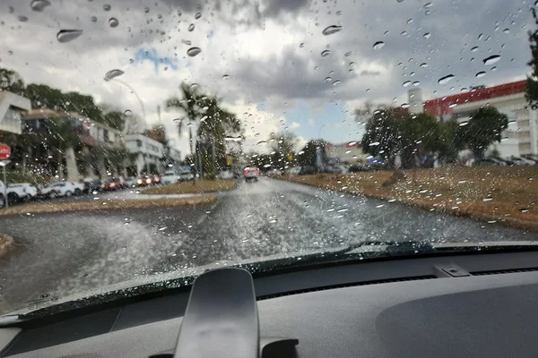 Imagem colorida mostra carro com pingos de chuva