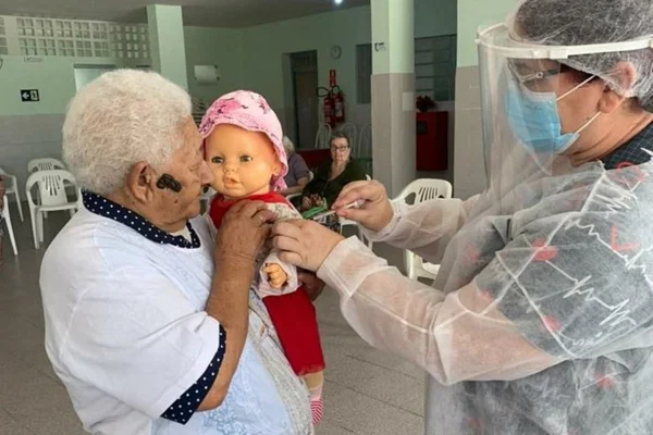Idosa pede aplicação de imunizante para boneca após vacinação na Paraíba