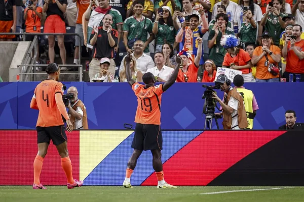 Imagem colorida de Brobbey, autor de gols da Holanda contra a Suécia- Metrópoles