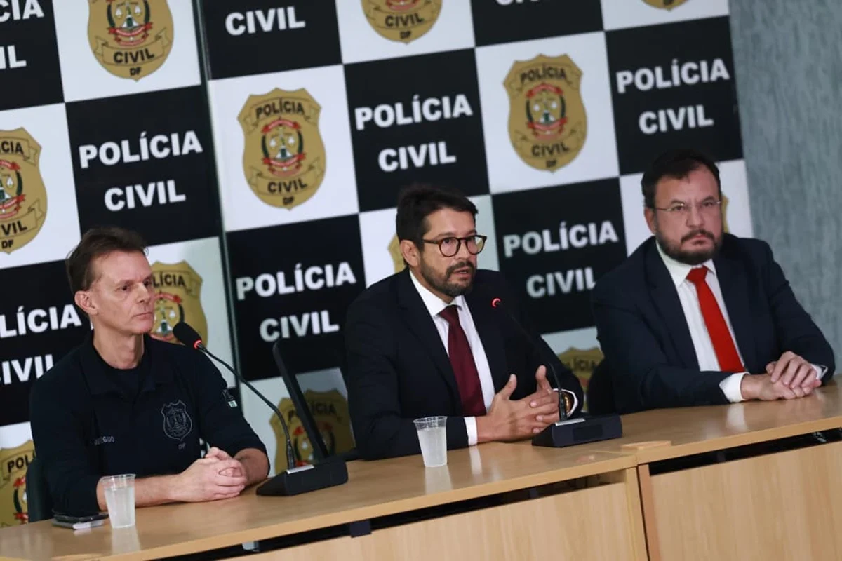 O promotor Leonardo Jubé e os delegados Daniel Malvazo e Henry Galdino concedem entrevista coletiva sobre a Operação Parasitas, deflagrada na manhã desta terça-feira (23/6) O promotor Leonardo Jubé e os delegados Daniel Malvazo e Henry Galdino concedem entrevista coletiva sobre a Operação Parasitas, deflagrada na manhã desta terça-feira (23/6)