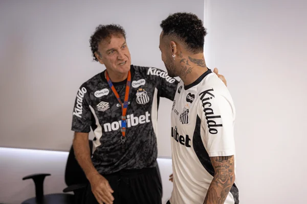 Técnico Cuca conversando com Neymar após chegada ao Santos