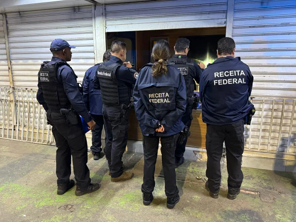 Policiais e fiscais em frente a quiosque
