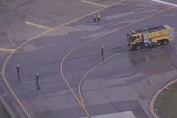 Imagem colorida de funcionários trabalhando na pista do Aeroporto de Congonhas. Metrópoles