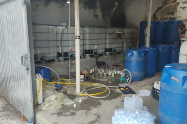 Imagem colorida mostra fábrica de bebidas alcoólicas identificada em investigação sobre metanol. Metrópoles