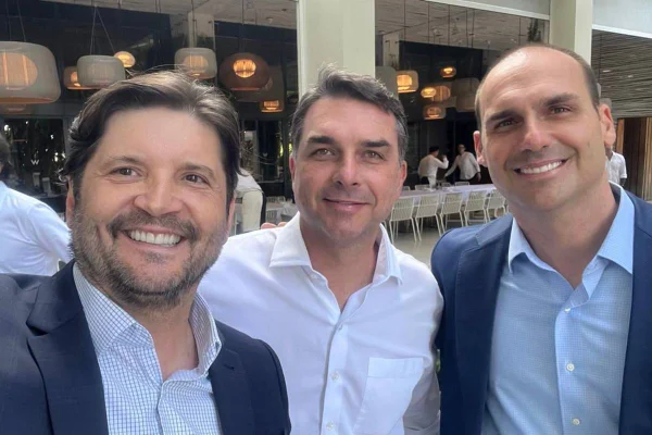 André do Prado, Flávio Bolsonaro e Eduardo Bolsonaro - Metrópoles